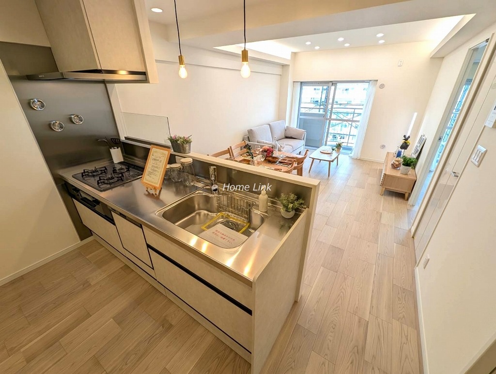 蓮根ファミールハイツ1号棟11階　リビングを見渡す開放的なキッチン